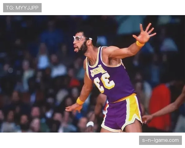 贾巴尔天钩绝技再现赛场，传奇得分手法引热议