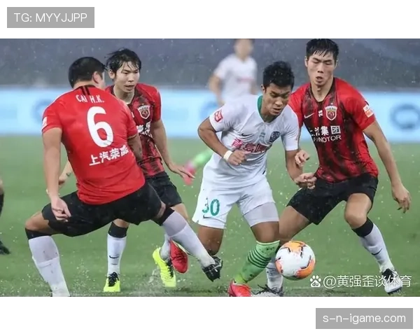 足球赛场风云再起：激战频现，强队稳健发挥引爆球迷热议