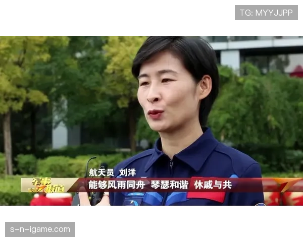 刘洋又被拍到深夜豪车门口站着，朋友圈这画风也太奢侈了吧？