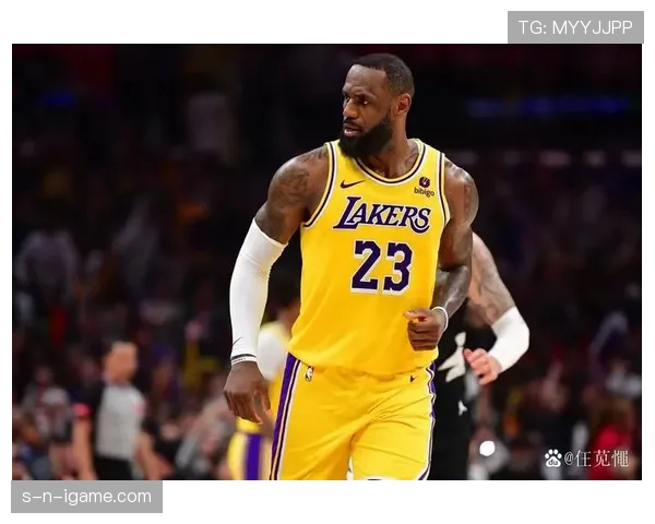 勒布朗单打频率下降助攻提升 对比昔日更突出组织力